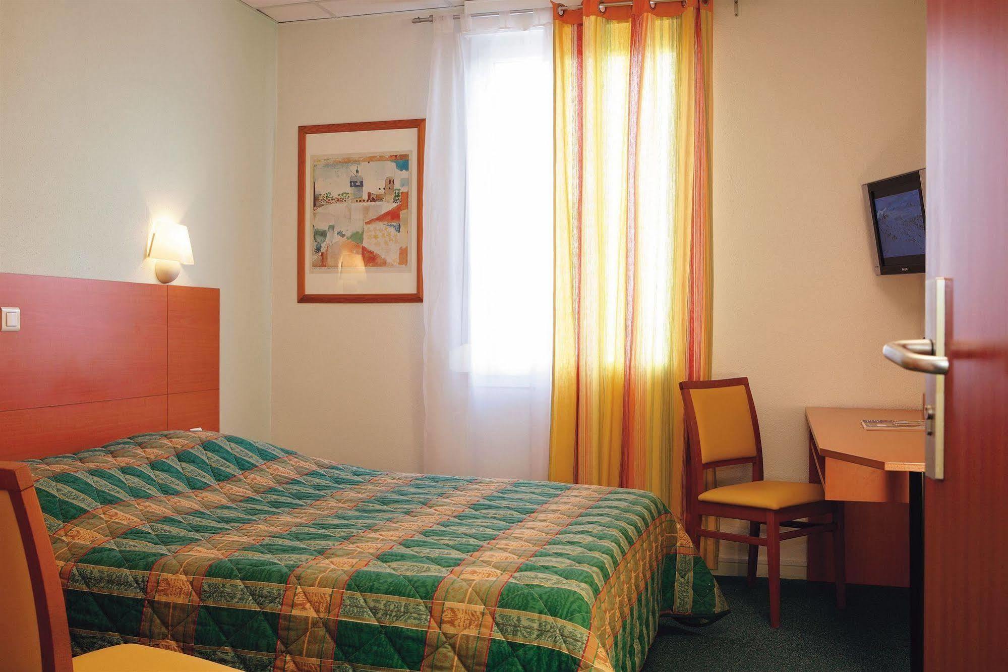 Comfort Hotel Cecil Metz Gare Bagian luar foto